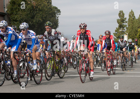 Radfahrer beginnen Racing bei der AMGEN Tour of California. Stockfoto