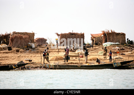 Fischersiedlung entlang des Niger-Flusses. Stockfoto