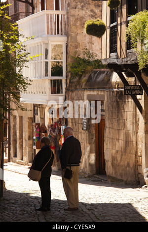 Spanien, Region Kantabrien Cantabria Provinz, Santillana del Mar, Touristen in der mittelalterlichen Stadt Stockfoto