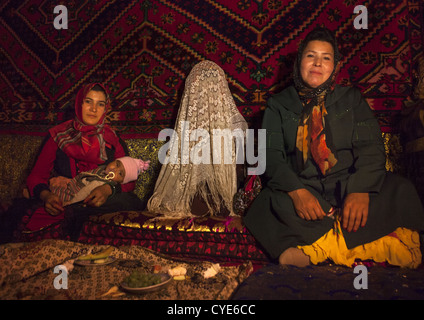 Braut bei einer Hochzeit In Uyghur Familie, Kashgar, Xinjiang Uyghur autonome Region, China Stockfoto