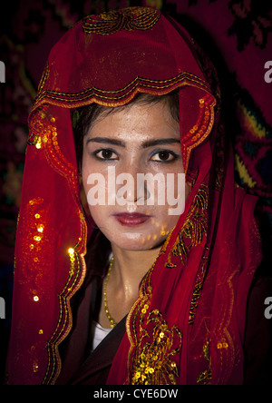 Braut bei einer Hochzeit In Uyghur Familie, Kashgar, Xinjiang Uyghur autonome Region, China Stockfoto