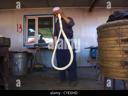 Uyghur Mann machen frische Laghman Nudeln In Kashgar Tier Markt, Xinjiang Uyghur autonome Region, China Stockfoto