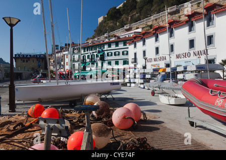 Spanien, Land Baskenland, Provinz Guipuzcoa, San Sebastian, alte Stadt am Wasser und Marinemuseum Stockfoto