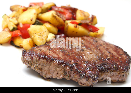 Gegrilltes Rindersteak mit Kartoffeln und verschiedenem Gemüse Stockfoto
