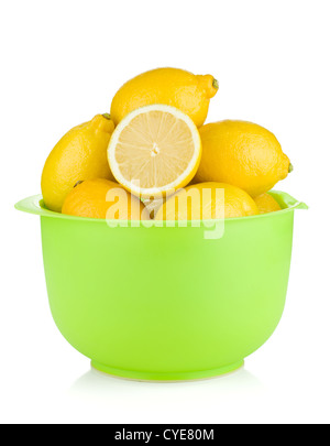 Frische reife Zitronen in eine Schüssel geben. Isoliert auf weißem Hintergrund Stockfoto