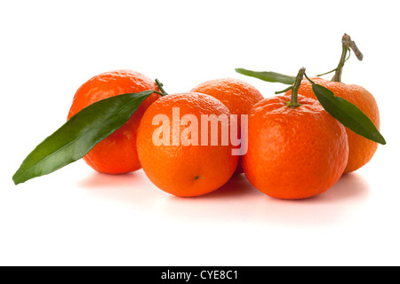 Fünf Reifen Mandarinen mit Blätter. Isoliert auf weiss Stockfoto