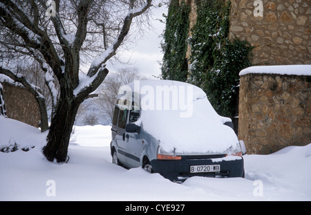 Auto abgedeckt im Schnee in Sierra de Seguras, Kastilien-La Mancha, Spanien Stockfoto