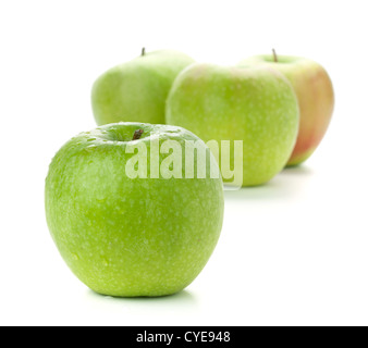 Vier Reifen grünen Äpfeln. Kleinen DOF. Isoliert auf weiss Stockfoto