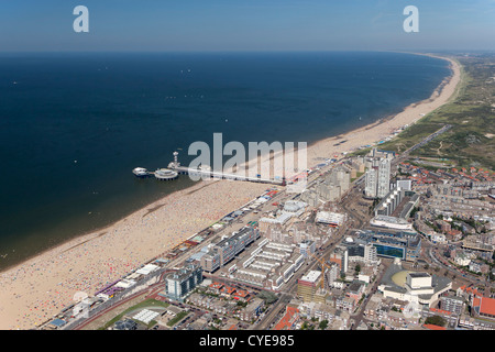 Niederlande, Scheveningen, den Haag oder in niederländischer Sprache. Veranstaltungszentrum De Pier genannt. Leute, Sonnenbaden am Strand. Luft. Stockfoto