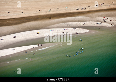 Niederlande, Scheveningen, den Haag oder in Niederländisch: Den Haag. Leute, Sonnenbaden am Strand. Surfschule. Im Sommer. Luft. Stockfoto