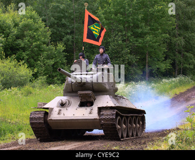 WW2 historischen sowjetischen t-34 Panzer im Kampf gefangen genommen von den Finnen Parade mit der Flagge der US-Panzerdivision. Stockfoto