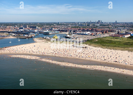 Niederlande, Scheveningen, den Haag oder in niederländischer Sprache. Fischerhafen oder Hafen. Leute, Sonnenbaden am Strand. Sommer. Luft. Stockfoto