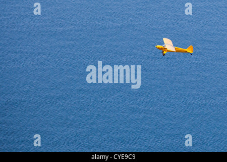 Niederlande, Scheveningen, den Haag oder in Niederländisch: Den Haag. Kleines Flugzeug, eine Piper Cub, fliegen über der Nordsee. Luft. Stockfoto