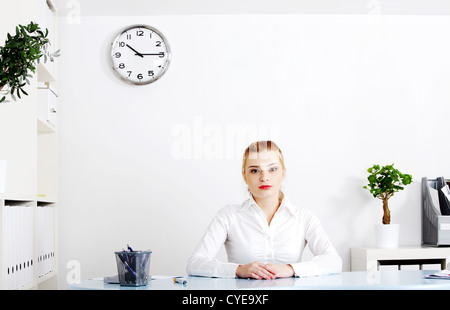 Blonde Frau sitzt in ihrem Büro. Stockfoto