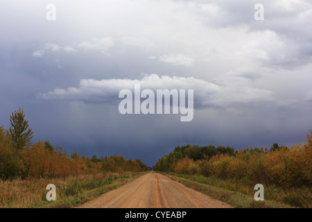 Sturmwolken über einer Landstraße im Norden von Minnesota. Stockfoto