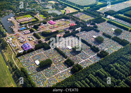 Die Niederlande, Biddinghuizen, Freizeitpark Walibi. Musik-Festival namens Tiefland 2012. Zelten auf dem Campingplatz. Luft. Stockfoto