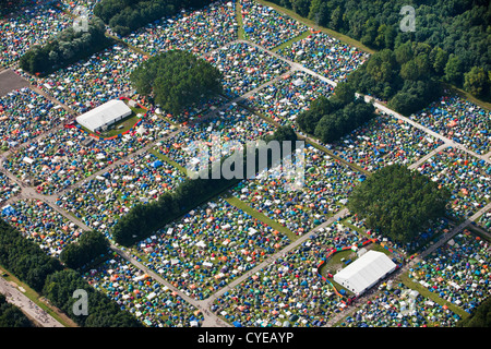 Die Niederlande, Biddinghuizen, Freizeitpark Walibi. Musik-Festival namens Tiefland 2012. Zelten auf dem Campingplatz. Luft. Stockfoto