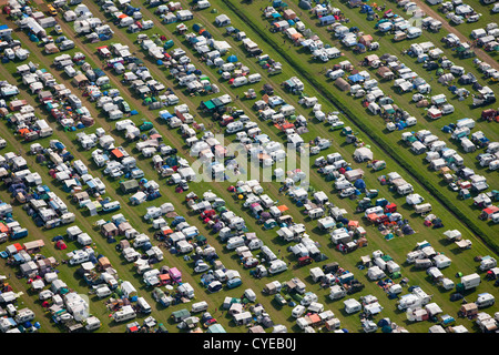 Freizeitpark Walibi. Musik-Festival namens Tiefland 2012. Wohnmobile oder Wohnwagen auf dem Campingplatz. Luft. Stockfoto