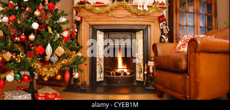 Weihnachten innere Feuer legen Sie in ein Wohnzimmer im Panorama-format Stockfoto