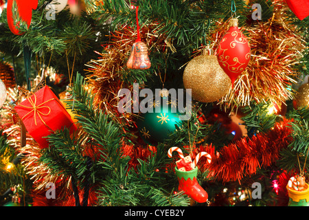 Nahaufnahme der Weihnachtsschmuck auf künstliche Baum Stockfoto