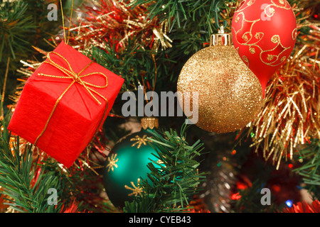 Detail der Weihnachtsbaum mit verschiedenen Dekorationen Stockfoto