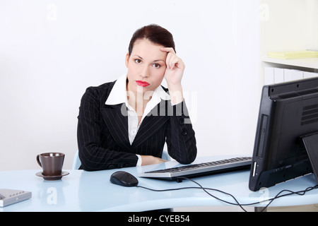Müde Geschäftsfrau im Büro. Stockfoto