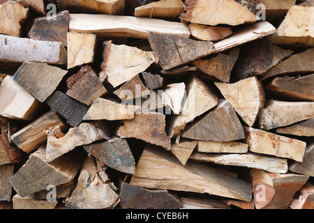 Nahaufnahme von Eiche Holz Zuschnitte gestapelt in einem Stapel Stockfoto
