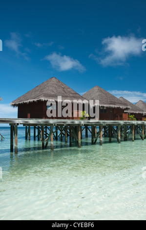 Wasserbungalows in schönen blauen Lagune, Malediven Stockfoto