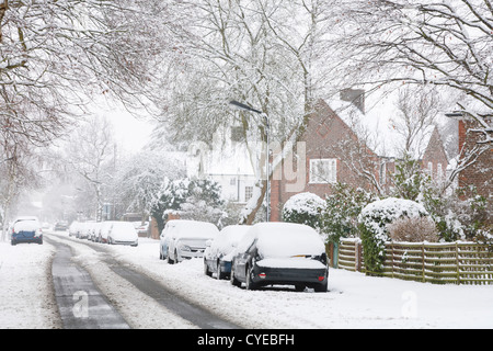 Schneebedeckte Vorort Straße im England, United Kingdom Stockfoto