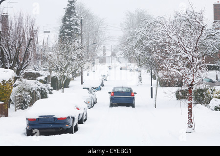 Gefährliche Fahrbedingungen nach Schneefall in Pinner, UK Stockfoto