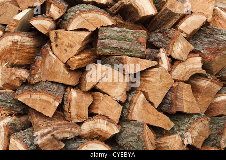 Nahaufnahme von einem Holzstapel mit Eiche Scheitholz Stockfoto