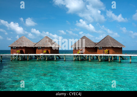 Wasserbungalows in schönen blauen Lagune, Malediven Stockfoto