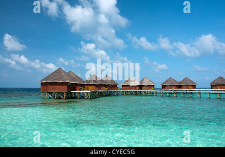 Wasserbungalows in schönen blauen Lagune, Malediven Stockfoto