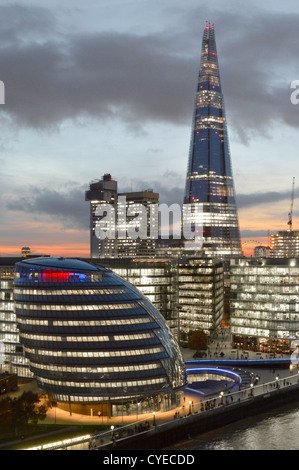 Skyline von London (L- R) City Hall 'More London' mit dem Scoop Guys NHS Hospital & die Shard Flussufer Bürobeleuchtung Dämmerung Sonnenuntergang Copyspace England VEREINIGTES KÖNIGREICH