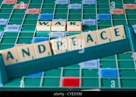 Krieg und Frieden (Russische alte Rechtschreibung) ist ein Roman des russischen Autors Leo Tolstoy, erstmals veröffentlicht im Jahr 1869. Die Arbeit ist Epos in sc Stockfoto