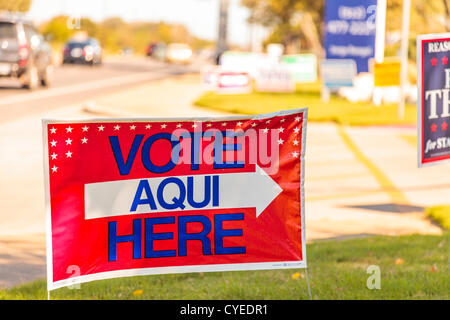 US früh Stimmen Wahllokale schließen heute. Frühzeitige Abstimmung Station in einem Supermarkt in Austin, Texas Stockfoto