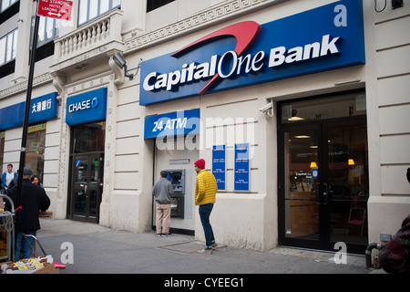 Capital One und JPMorgan Chase neben einander in Chinatown in New York am Sonntag, 28. Oktober 2012. (© Richard B. Levine) Stockfoto