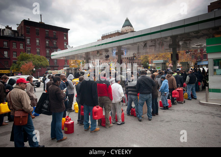 Menschen richten, Benzin an einer Tankstelle Hess in der Clinton-Nachbarschaft von Manhattan in New York kaufen Stockfoto