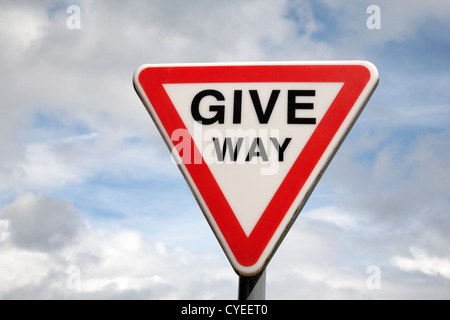 Wege-Schild vor blauem Himmelshintergrund geben Stockfoto
