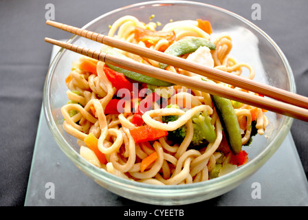 Chicken Sie Lo Mein mit Stäbchen Stockfoto