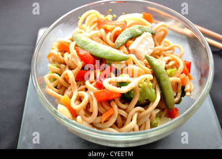 Lo Mein mit Huhn und Gemüse Stockfoto