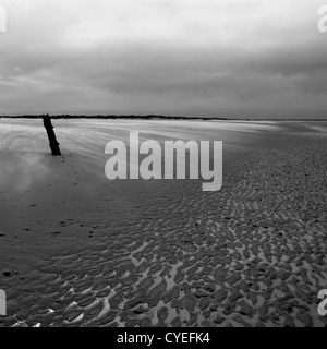 Über Wellen der Strand Sand weht Stockfoto