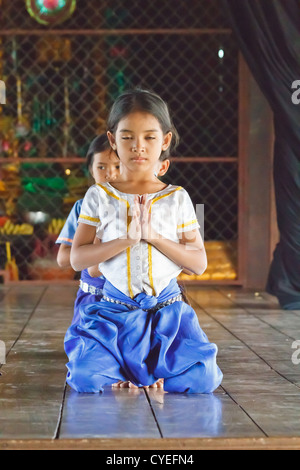 Kambodschanische Mädchen lernen die traditionelle kambodschanischen Apsara Tanz an einer Schule in Phnom Penh, Kambodscha Stockfoto