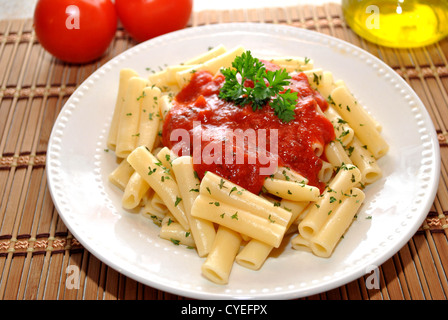 Ziti Teigwaren mit Tomatensauce Stockfoto