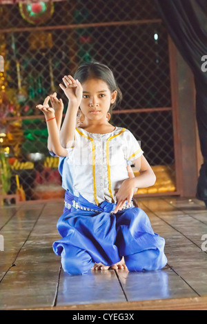 Kambodschanische Mädchen lernen die traditionelle kambodschanischen Apsara Tanz an einer Schule in Phnom Penh, Kambodscha Stockfoto