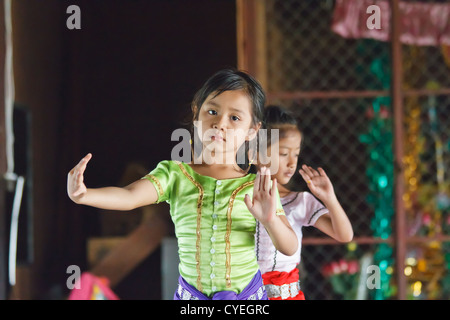 Kambodschanische Mädchen lernen die traditionelle kambodschanischen Apsara Tanz an einer Schule in Phnom Penh, Kambodscha Stockfoto