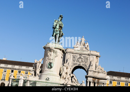 Berühmte Bogen an der Praça Comercio zeigen Viriatus, Vasco da Gama, Pombal und Nuno Alvares Pereira Stockfoto