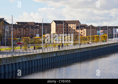 Moderne Wohnungen/Apartments: Riverview Drive/Ort/Gärten, Tradeston, Glasgow, Schottland, Vereinigtes Königreich; Herbst. Stockfoto