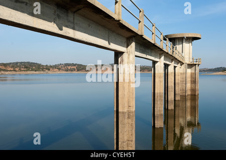 Outlet-Turm in Vigia Damm Trinkwasserversorgung, die Grafschaft Redondo, Alentejo, Portugal Stockfoto