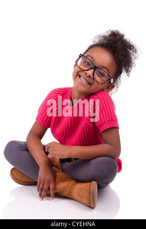 Porträt von einem netten jungen afroamerikanischen Mädchen auf dem Boden sitzend Stockfoto